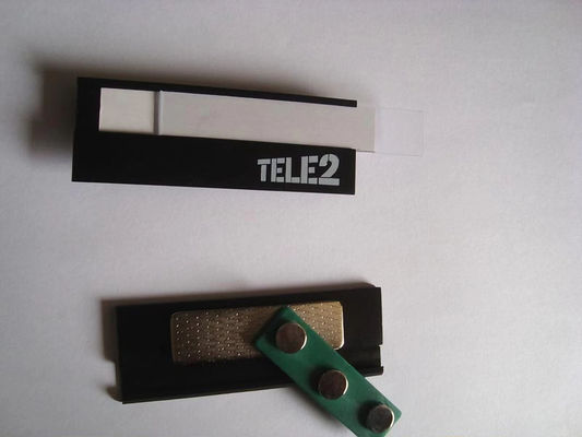 लोगो मुद्रण धातु नाम टैग के साथ कस्टम एल्यूमीनियम मिश्र धातु चुंबकीय नाम बैज